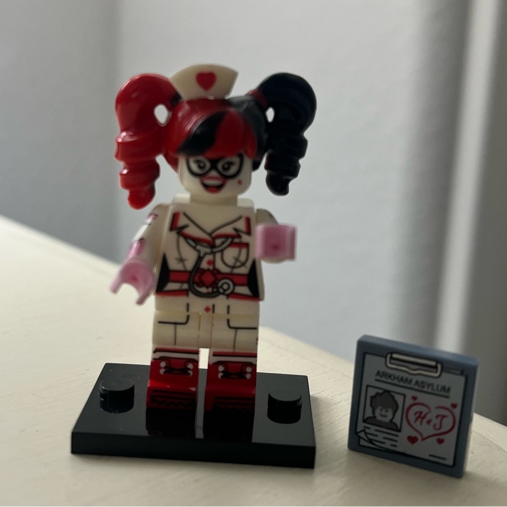 LEGO Nurse Harley Quinn Minifigure with Nurse Outfit